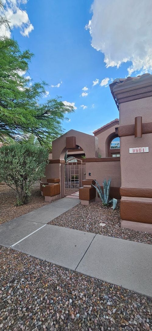 Photo - Gated Community at La Reserve Oro Valley_ ...