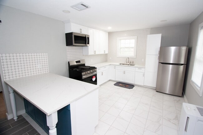 Building Photo - 2422 Lone Oak Rd