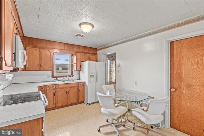 Photo - 1055 S Main St