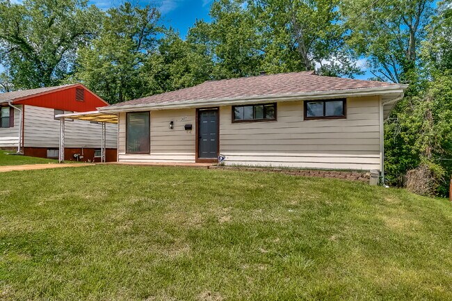 "Charming 3-Bedroom Retreat in St. Louis with Spacious Living!"