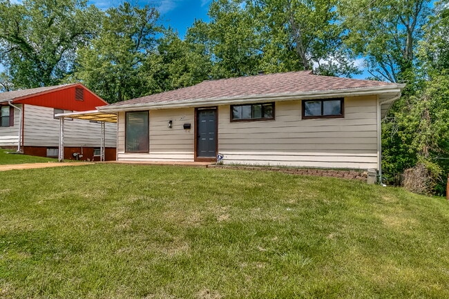 Photo - "Charming 3-Bedroom Retreat in St. Louis with Spacious Living!"