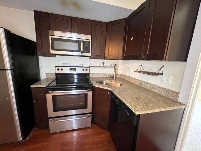 Cocina - 1704 Cecil B Moore Ave Unidad Entire  2