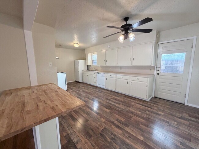 Photo - Cute, Cozy & Clean! Unit B