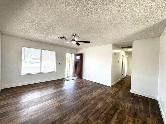 Photo - Freshly renovated 3 bed 2 bath single stor... Apartment