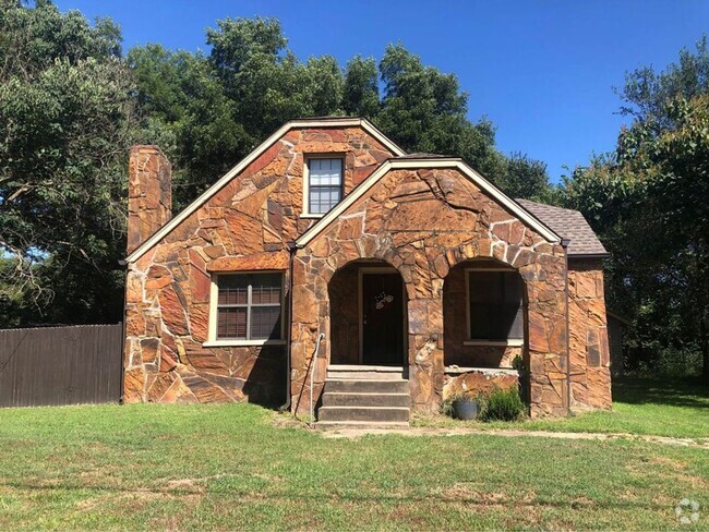 Building Photo - Charming 3-Bedroom Home in Desirable Tulsa...