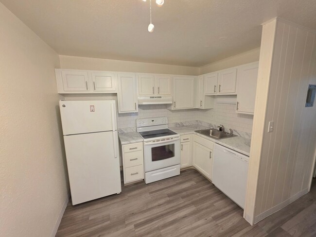 Photo - 1330 Zephyr St Unidad 13