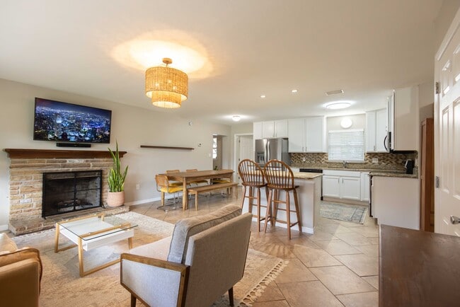 Building Photo - 650 S Park Ave