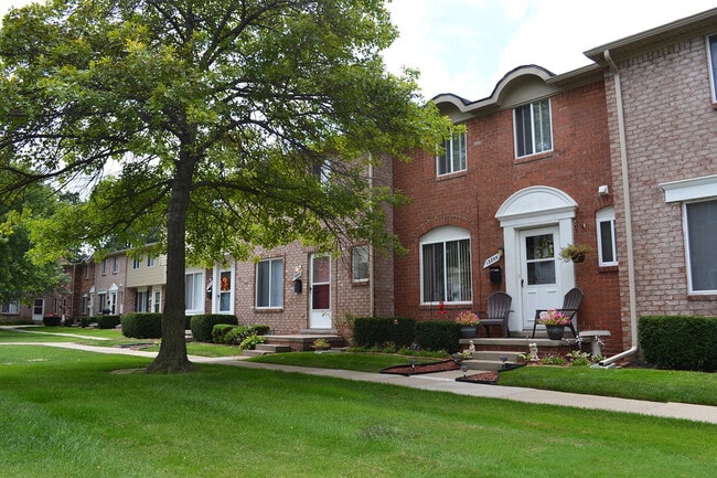 Building Photo - Royal Woods - Riverview, MI Rental