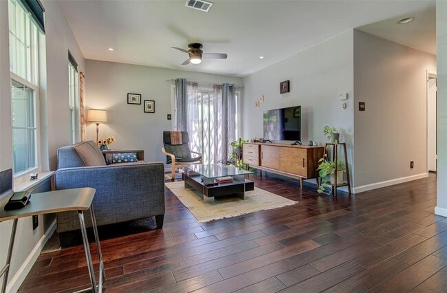Photo - 807 Hill Wood Dr
