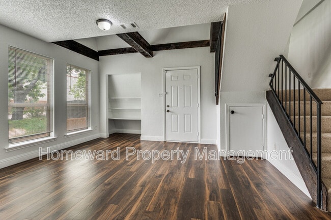 Photo - 809 E Pioneer Dr