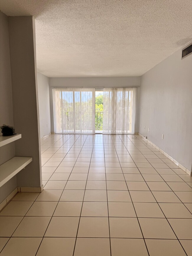 Building Photo - 8775 Park Blvd Unit 412
