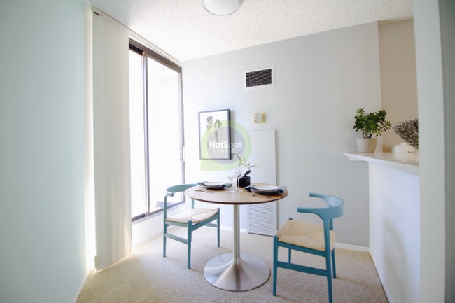 Photo - 732 N Dearborn St