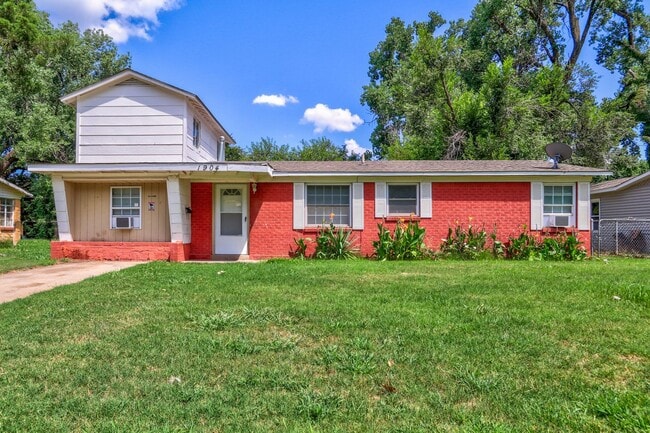 Building Photo - Newly Renovated  4 bedroom 1 bath
