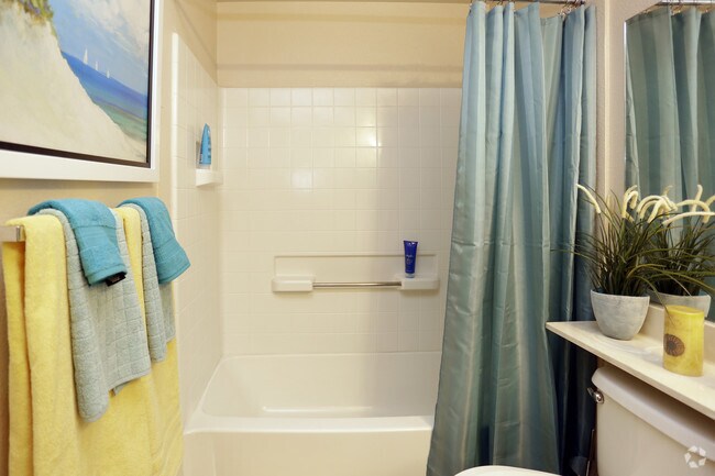 1BR, 1BA - 740 SF
