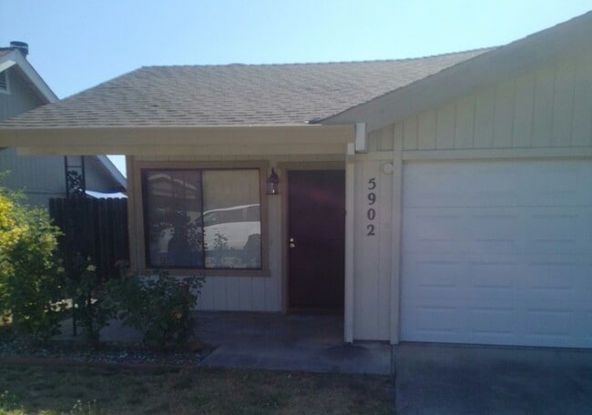 Building Photo - 5900 Moss Creek Cir Unit 5902 Moss Creek Circle