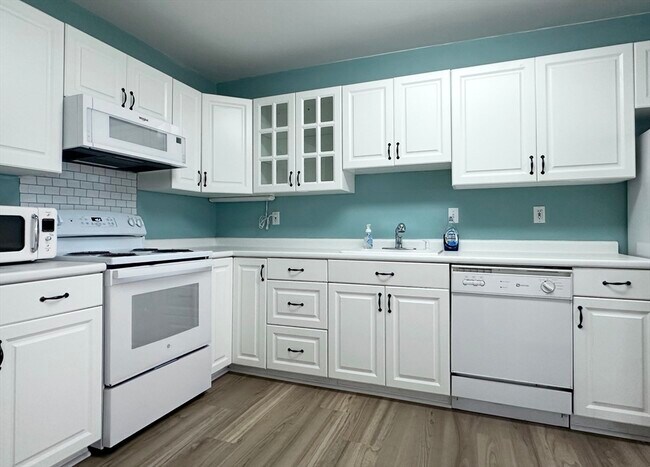 Photo - 2 Hammond Pond Pkwy Unit 4