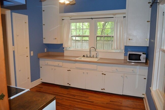 Building Photo - 145 Belmont Rd Unit Cozy Cottage