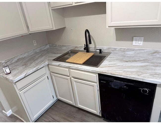 Building Photo - New remodeled 2 bedroom 1 bath unit with private patio and full size washer and dryer hookups!!
