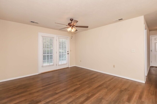 Scenic Station Apartments Living Room
