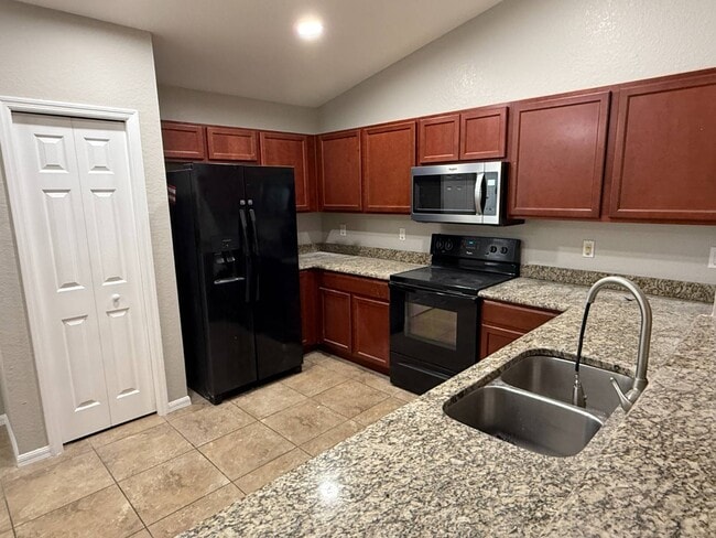 Photo - 4819 Summerfield Cir