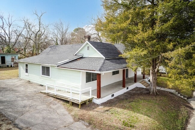 Photo - Spacious Three Bedroom Remodeled Home!