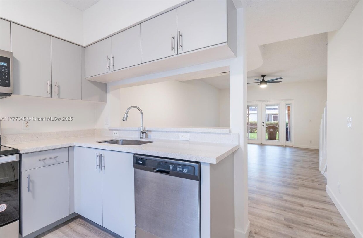 SO FLO Real Estate Group 65 WHITEHEAD CIR WESTON - 65 Whitehead Cir (Weston, FL)