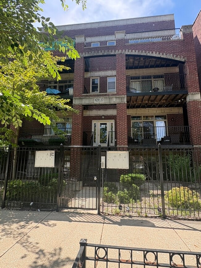 Building Photo - 4218 S King Dr Unit 2N
