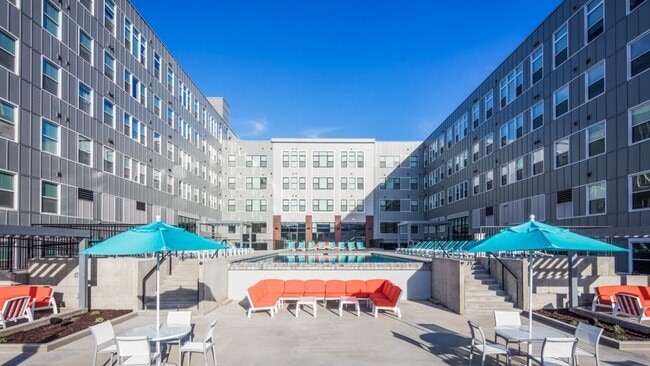 Piscina con estilo de centro turístico - Student | HERE Kansas