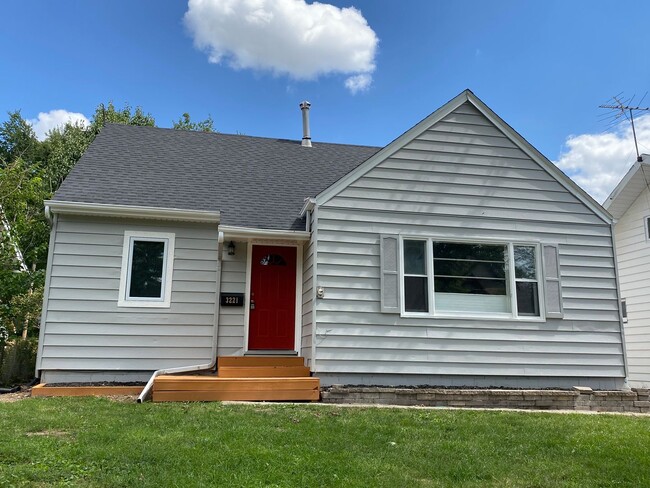 Remodeled 4 Bedroom 3 bath Home - Remodeled 4 Bedroom 3 bath Home