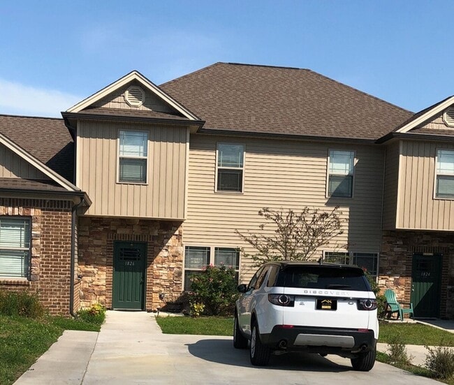 Building Photo - BEAUTIFUL TOWNHOME