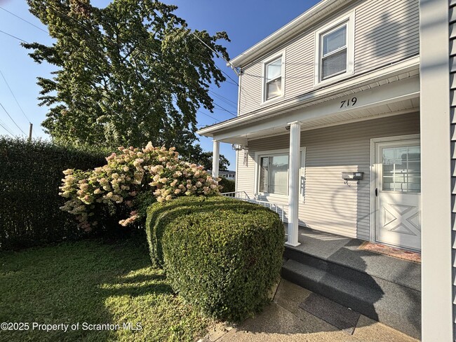 Photo - 719 Saginaw St