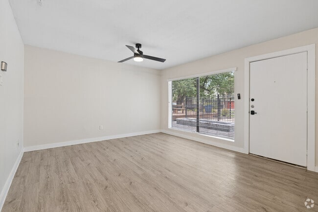 1BR, 1BA - 650SF - Living Room - 501 Branard St