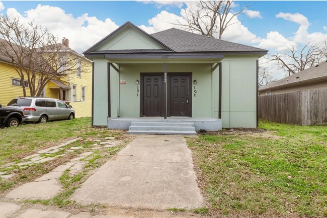 Front yard - 512-102 W Crawford St Unit 102