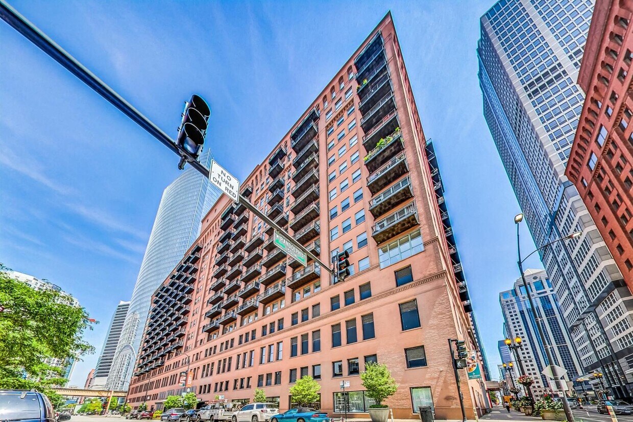 Photo - 165 N Canal St (Chicago, IL)