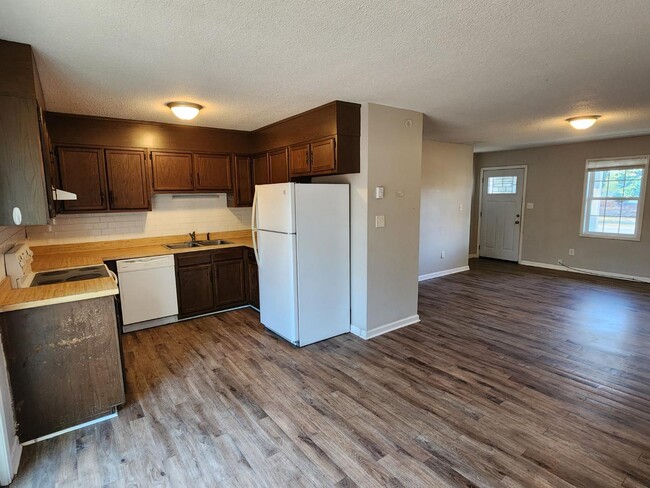 Photo - 408 Sheila St