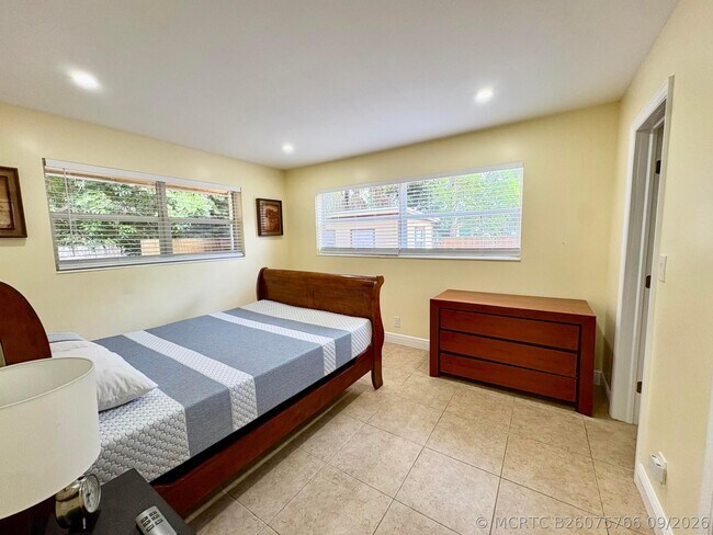 Photo - 720 SE 15th St Unit 2