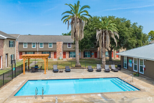 Pool - The Palms of Lake Jackson Apartments
