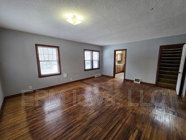 Photo - 401 Charles St