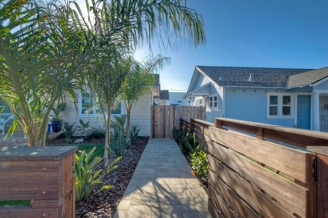 Building Photo - 409 N Ditmar St Unit B