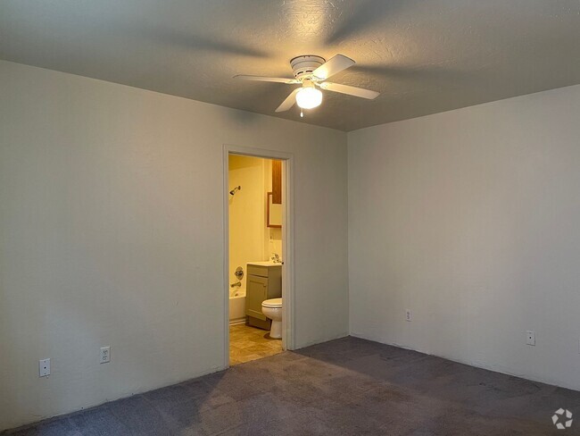 Building Photo - Cute 2 Bedroom 1 Bath Apartment-Centarlly ...