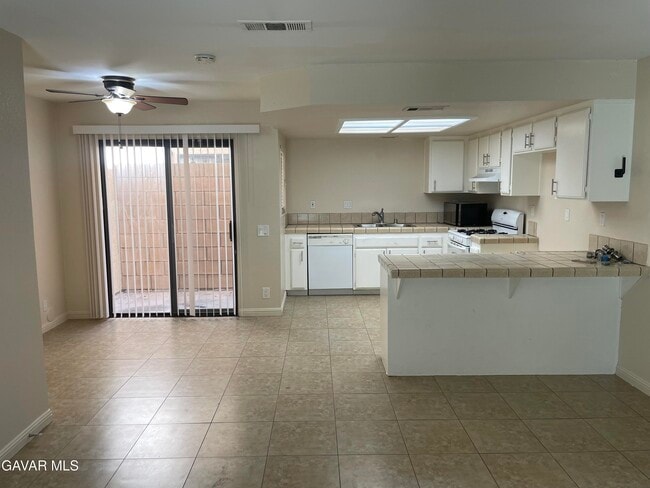 Building Photo - 1739 W Ave J15 Unit 6