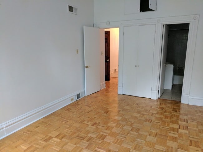 Building Photo - 5431 Howe St Unit 1st Floor