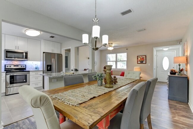 Building Photo - 6530 Pine Summit Dr
