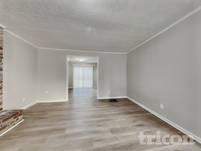 Photo - 406 Weston Rd