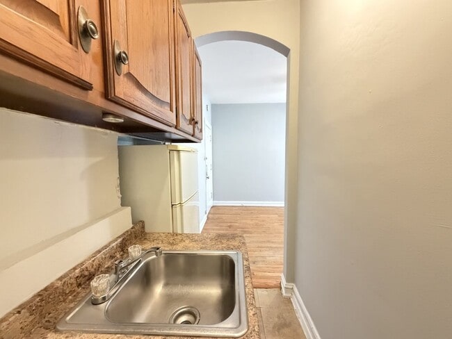 2827 N Burling St Unit 102