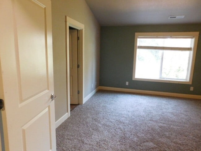 Photo - 4Bd/2.5Ba Two Story House - Available to V...