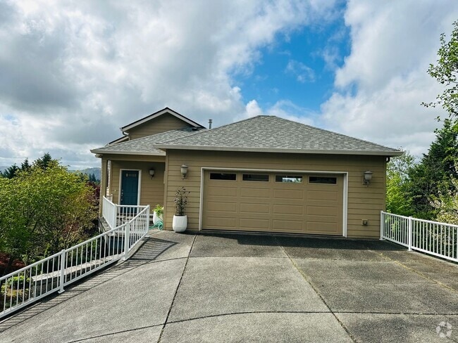 Building Photo - Stunning Custom Home with Beautiful Views