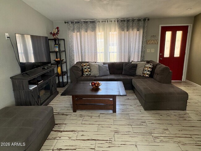 Photo - 1007 W Saddle Ln