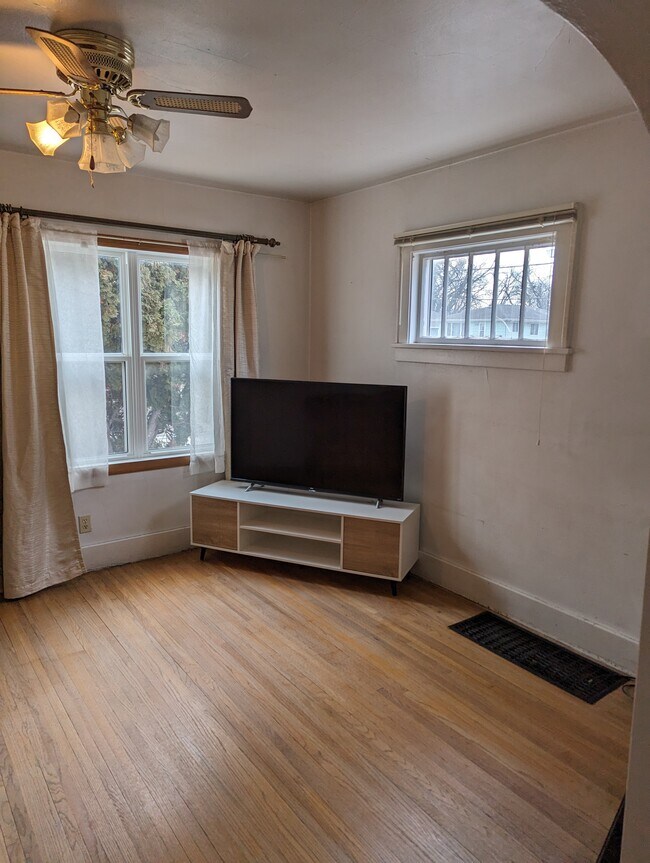 Photo - 205 16th St S