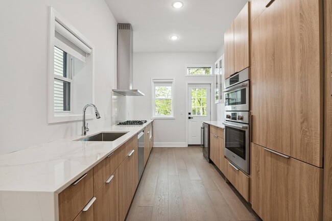Building Photo - 36 Park St Unit 2
